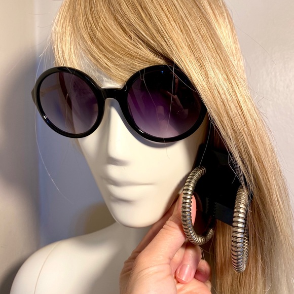 🤘🏼🖤 Hoop Ear Rings - Picture 7 of 8